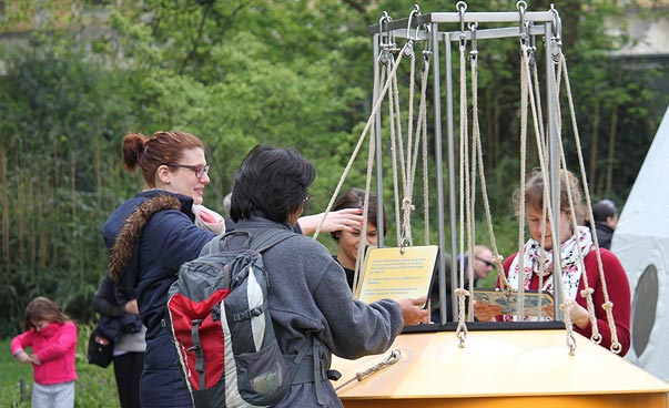 Drei Besucherinnen auf der Ausstellung "Weltgarten" im Kölner Zoo lesen Informationstafeln. Foto: Nora TritschFoto: Nora Tritsch